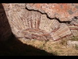 04334 ostia - regio i - insula viii - botteghe (i,viii,9) - raum 3 - ostseite - detail - nordostecke - 09-2022.jpg